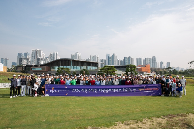 최경주재단은 창립 16주년을 맞아 지난 7일 인천 송도 잭 니클라우스GC 코리아에서 열린 ‘2024 최경주재단 자선골프대회 및 후원의 밤’ 행사를 가졌다. 120명의 후원자 등 참가자들이 슬로건 ‘Together, anything is possible’ 을 외치며 기념 사진을 촬영하고 있다. 최경주재단