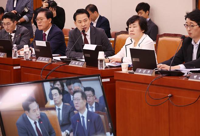 8일 국회에서 열린 법제사법위원회의 법무부 등에 대한 국정감사에서 국민의힘 장동혁 의원이 질의를 하고 있다. [사진 = 연합뉴스]