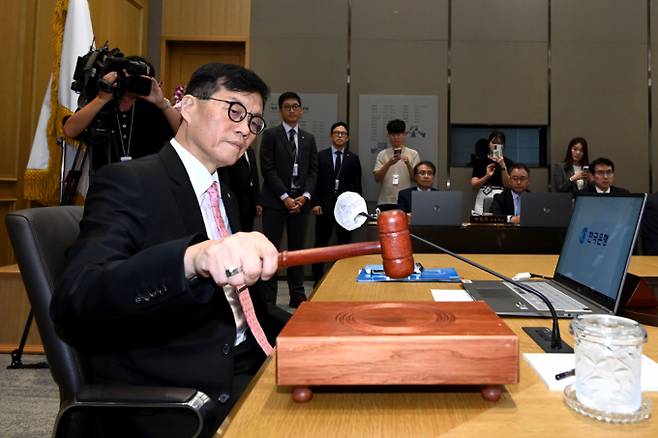 이창용 한국은행 총재가 지난 8월 22일 서울 중구 한국은행 본관에서 열린 금융통화위원회 본회의에서 의사봉을 두드리고 있다. /사진=뉴스1