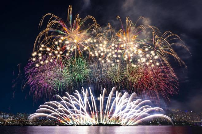 불꽃 축제를 구경하기 위해 남의 집 아파트에 무단 침입한 뒤 와인을 마셨다는 이유로 뭇매를 맞은 당사자가 해명글을 올렸다. 사진은 2024 서울세계불꽃축제. /사진=뉴시스