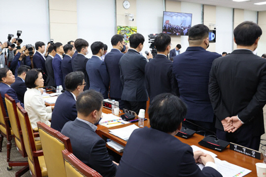 7일 서울 여의도 국회에서 열린 과학기술정보방송통신위원회 국정감사에서 방송통신위원회에 파견됐었거나 파견 중인 검찰청, 경찰청, 국세청 등 사정 기관 공무원들이 정동영 더불어민주당 의원의 질문에 답하기 위해 증인석 앞에 나란히 서 있다. 연합뉴스