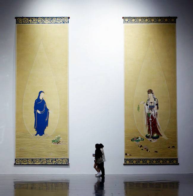 부산현대미술관에 전시 중인 ‘관음과 마리아 - 진리는 우리 곁을 떠난 적이 없다’. 통도사 성보박물관 관장을 지내고 현재 성보문화유산연구원장인 송천 스님이 그린 것으로, 관음과 마리아가 품고 있는 ‘자비와 사랑’을 시각적으로 극대화했다.   문호남 기자, 송천 스님 제공