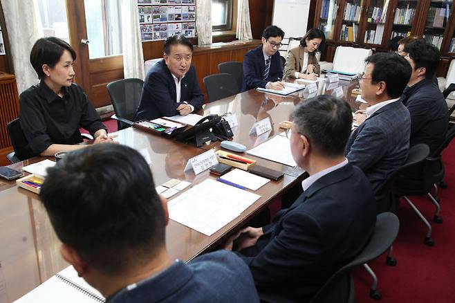 8일 충북도청 여는마당에서 열린 청주국제공항 민간항공기 전용 활주로 건설을 위한 특별법 자문회의. (사진=충북도 제공) *재판매 및 DB 금지