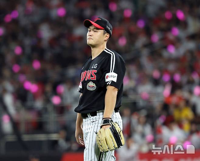 [수원=뉴시스] 김금보 기자 = 8일 경기도 수원케이티위즈파크에서 열린 2024 KBO 포스트시즌 준플레이 오프 3차전 LG 트윈스와 kt 위즈의 경기, 3회말 1사 1,3루 LG 선발 최원태가 kt 오재일 희생플라이에 이어 황재균에 안타를 내주고 아쉬워 하고 있다. 2024.10.08. kgb@newsis.com