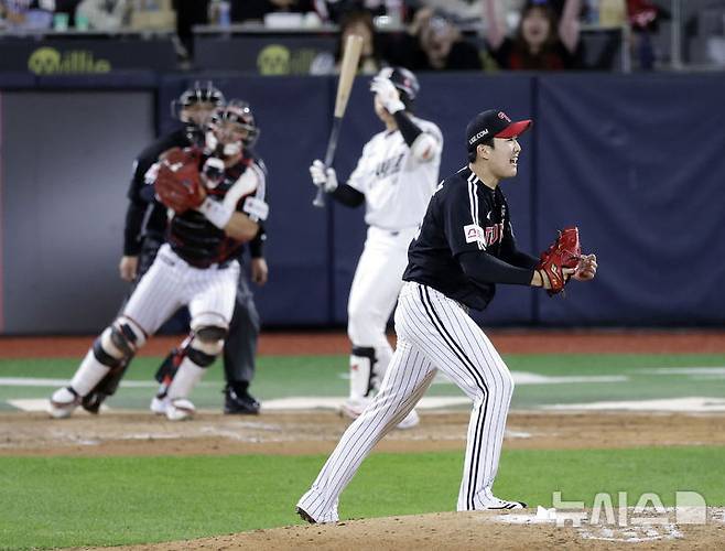 [수원=뉴시스] 최동준 기자 = 8일 경기도 수원케이티위즈파크에서 열린 2024 KBO 포스트시즌 준플레이오프 3차전 LG 트윈스와 kt 위즈의 경기에서 8회말 LG 투수 손주영이 kt 오윤석을 삼진으로 잡아낸 뒤 기뻐하고 있다. 2024.10.08. photocdj@newsis.com