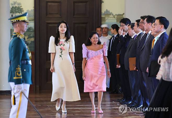 (마닐라=연합뉴스) 진성철 기자 = 윤석열 대통령과 함께 필리핀을 국빈 방문한 김건희 여사가 7일 오전(현지시간) 필리핀 마닐라 말라카냥 대통령궁에서 열린 공식환영식에 페르디난드 마르코스 필리핀 대통령의 부인 루이즈 아라네타 여사와 함께 입장하고 있다. 2024.10.7 zjin@yna.co.kr 연합뉴스