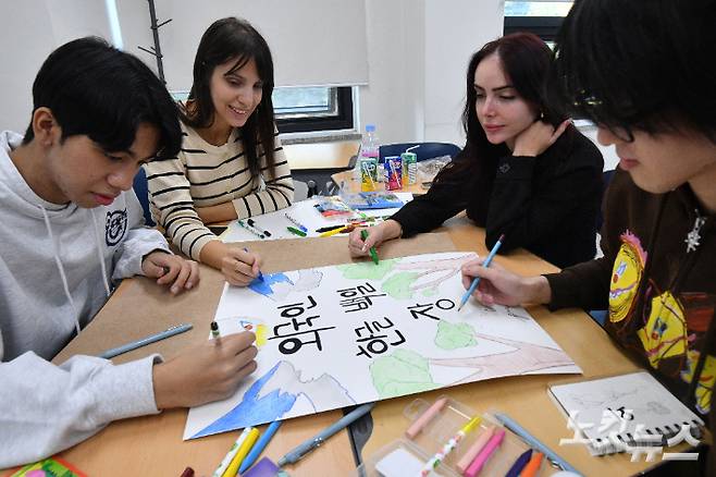 578돌 한글날을 하루 앞둔 8일 오전 서울 서대문구 연세대학교 한국어학당에서 열린 제30회 외국인 한글백일장에서 외국인 학생들이 멋글씨 작품을 만들고 있다. 류영주 기자