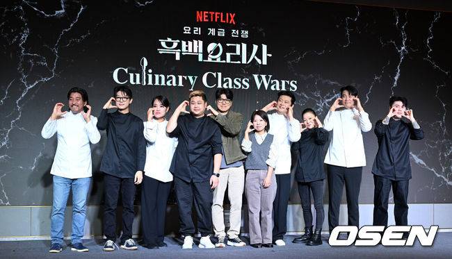 [OSEN=이대선 기자] 7일 오전 서울 호텔 나루 서울 엠갤러리에서 넷플릭스 '흑백요리사: 요리 계급 전쟁' TOP8 기자와의 ‘맛’남 행사가 열렸다.'흑백요리사'는 한국을 비롯해&nbsp;전 세계&nbsp;28개국 TOP 10에 오르며 지난달 17일 공개 이후 2주 연속 넷플릭스 글로벌 TOP 10 TV(비영어) 부문 1위를 기록했다.에드워드 리, 트리플 스타, 정지선, 요리하는 돌아이, 김학민, 김은지, 장호준, 이모카세 1호, 최현석, 나폴리 맛피아가 포토타임을 가지고 있다. 2024.10.07 /sunday@osen.co.kr