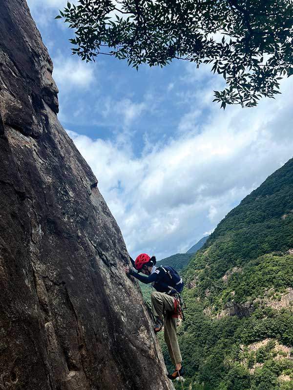 선등으로 리지를 오르는 졸업생 정광호 선배