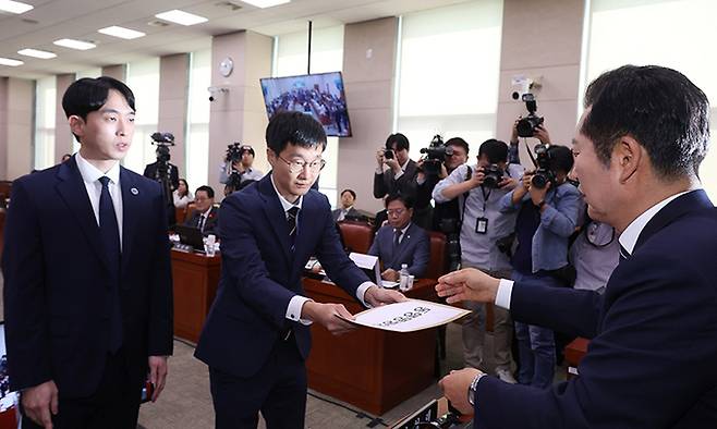 8일 국회에서 열린 법제사법위원회의 회의에서 정청래 위원장이 이날 국정감사에 증인으로 출석하지 않은 김영철 서울북부지검 차장검사에 대한 동행명령장을 경위들에게 전달하고 있다. 연합뉴스