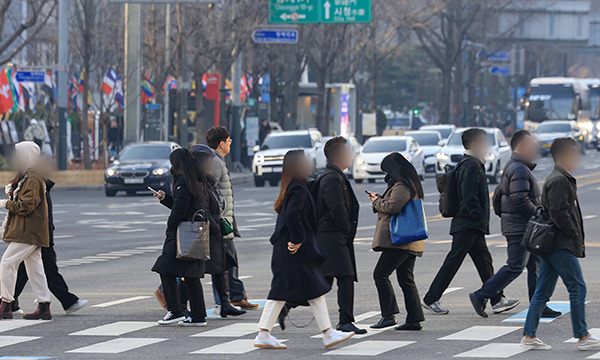 지난 3월 8일 서울 광화문네거리에서 시민들이 횡단보도를 건너고 있다. 연합뉴스