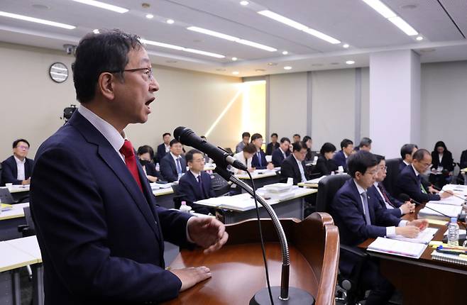 정승윤 국민권익위원회 부위원장이 8일 정부세종청사에서 열린 국회 정무위원회 국정감사에서 질의에 답하고 있다.  연합뉴스