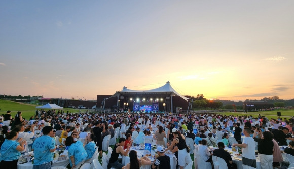 중국 관광객들이 지난 8월 12일 경기 파주시 임진각 평화누리 대공연장에서 치맥 파티를 즐기고 있다. 경기관광공사 제공