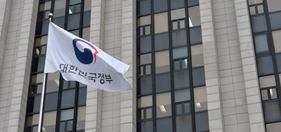 공직사회에 아랫사람이 윗사람을 접대하는 ‘모시는 날’이라는 악습이 지속되고 있는 가운데 정부서울청사에 게양된 대한민국정부 깃발이 휘날리고 있다.  서울신문 자료사진