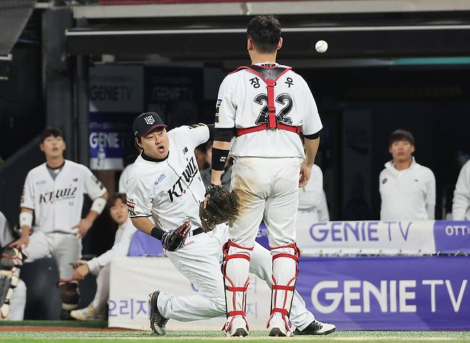 ▲ KT 위즈 1루수 오재일이 8일 수원 KT위즈파크에서 열린 '2024 신한 SOL뱅크 KBO 포스트시즌' LG 트윈스와의 준플레이오프 3차전에서 5회초 문성주의 파울 플라이 타구를 놓치고 있다. ⓒ연합뉴스