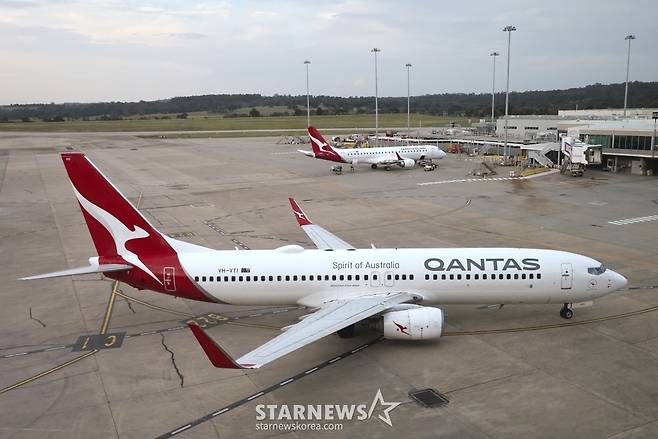 [멜버른(호주)=AP/뉴시스]2023년 12월12일 호주 멜버른의 멜버른 툴라마린 공항에 콴타스 항공기들이 멈춰 서 있다. 호주 콴타스 항공이 취소된 항공편 수천편에 대한 항공권 판매에 대한 벌금과 배상금으로 1억2000만 호주달러(약 1081억원)를 지불하기로 합의했다고 호주 소비자 감시단체와 콴타스 항공이 6일 밝혔다. 2024.05.06 /사진=유세진