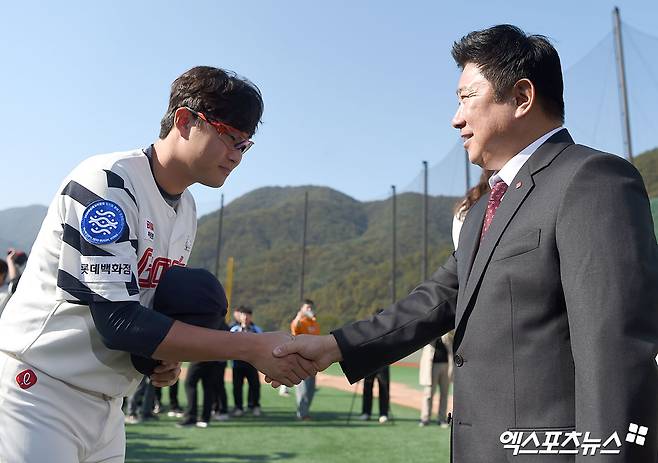 김태형(오른쪽) 롯데 자이언츠 감독이 지난해 10월 김해 상동 2군 구장에서 진행된 첫 상견례에서 투수 박세웅과 인사하던 모습. 사진 엑스포츠뉴스 DB