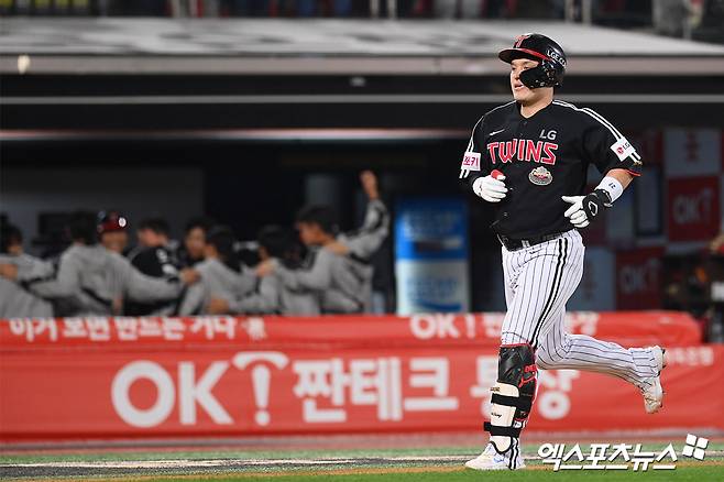 LG 포수 박동원은 8일 KT위즈파크에서 열린 '2024 신한 SOL Bank KBO 포스트시즌' KT 위즈와 준플레이오프(5전 3승제) 3차전에서 5번타자 포수로 선발 출전했다. 2회초 솔로 홈런으로 팀에 선취점을 안겼다. 수원, 고아라 기자