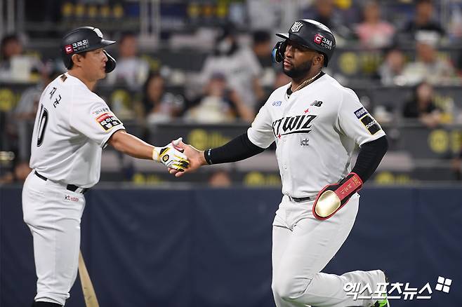 8일 오후 수원KT위즈파크에서 열린 '2024 신한 SOL Bank KBO 포스트시즌' LG 트윈스와 KT 위즈의 준플레이오프 3차전 경기,  3회말 1사 1,3루 KT 로하스가 오재일 타석 때 득점한 뒤 황재균과 기뻐하고 있다. 수원, 고아라 기자