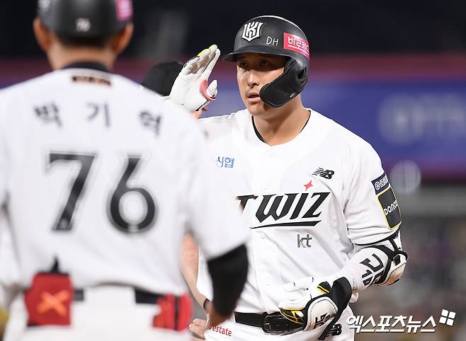 8일 오후 수원KT위즈파크에서 열린 '2024 신한 SOL Bank KBO 포스트시즌' LG 트윈스와 KT 위즈의 준플레이오프 3차전 경기,  3회말 2사 1루 KT 황재균이 안타를 날린 뒤 세리머니를 하고 있다. 수원, 고아라 기자