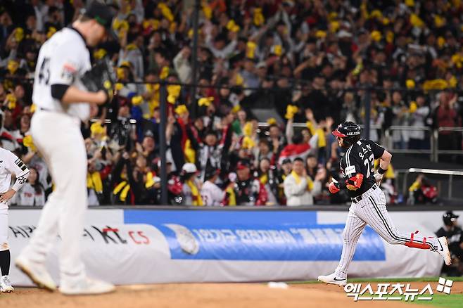 8일 오후 수원KT위즈파크에서 열린 '2024 신한 SOL Bank KBO 포스트시즌' LG 트윈스와 KT 위즈의 준플레이오프 3차전 경기, 5회초 1사 1,2루 LG 오스틴이 홈런을 날린 뒤 그라운드를 돌고 있다. 수원, 고아라 기자