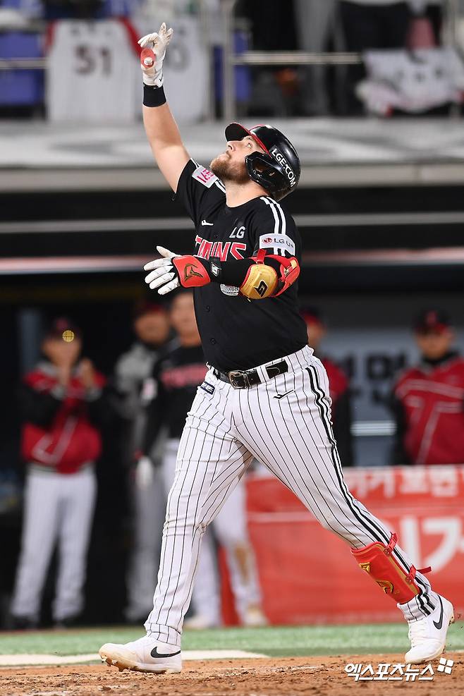 8일 오후 수원KT위즈파크에서 열린 '2024 신한 SOL Bank KBO 포스트시즌' LG 트윈스와 KT 위즈의 준플레이오프 3차전 경기, 5회초 1사 1,2루 LG 오스틴이 홈런을 날린 뒤 세리머니를 하고 있다. 수원, 고아라 기자