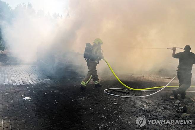 레바논에서 날아온 로켓으로 난 화재를 끄는 이스라엘 소방관 (이스라엘북부 로이터=연합뉴스) 7일(현지시간) 이스라엘 북부에서 레바논에서 날아온 로켓으로 발생한 화재를 소방관들이 진화하고 있다. 2024.10.7