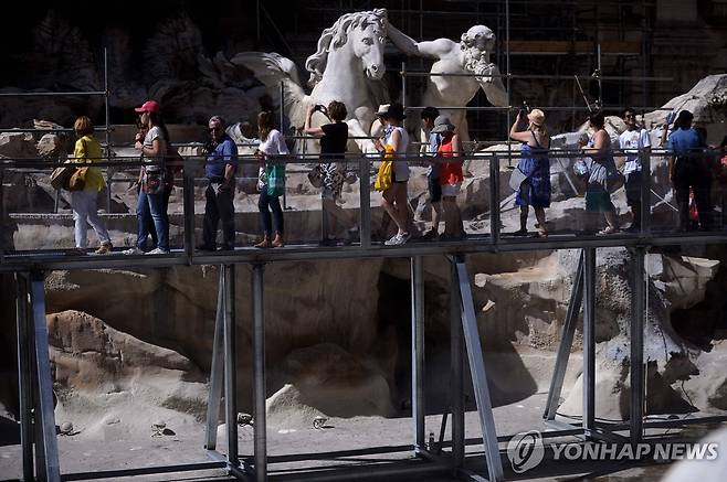 2014년 간이 통로를 지나며 트레비 분수를 감상하는 관광객들 [AFP 연합뉴스 자료사진. 재판매 및 DB 금지]