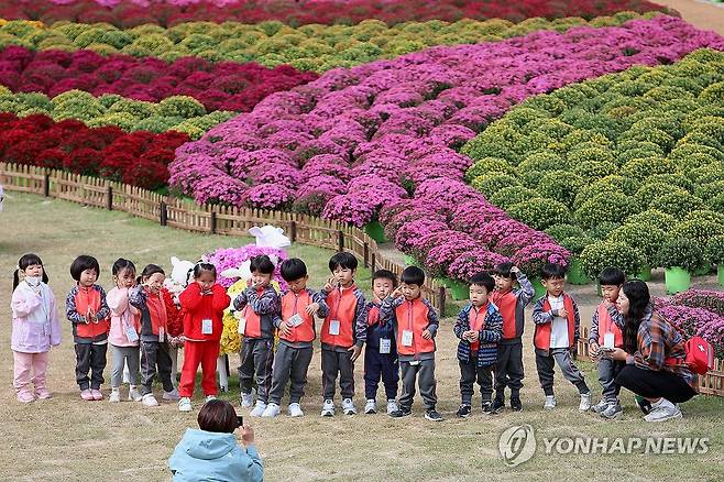 꽃밭에 찾아온 동심 (인제=연합뉴스) 7일 강원 인제군 북면 용대관광지 일대에서 열린 '가을꽃축제'에서 어린이들이 기념 촬영을 하고 있다. '인제에서 꽃길만 걷자'를 테마로 열린 이번 축제는 오는 20일까지 이어진다. 2024.10.7 [인제군 제공. 재판매 및 DB 금지] taetae@yna.co.kr