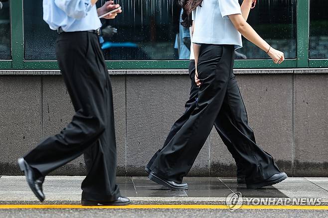 서울 서초구 지하철 2호선 강남역 인근을 지나는 직장인들 [연합뉴스 자료사진]