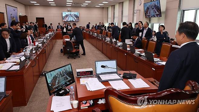 중기부 국감 '잠시휴정' (서울=연합뉴스) 김주형 기자 = 8일 오후 속개된 국회 산업통상자원중소벤처기업위원회의 중소벤처기업부, 특허청 등의 국정감사에서 국민의힘 소속 이철규 위원장과 더불어민주당 소속 정진욱 의원이 지난 본회의 때 한덕수 국무총리의 발언을 두고 언쟁을 주고받다 잠시 휴정하고 있다. 2024.10.8 kjhpress@yna.co.kr