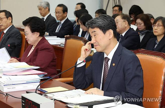 질의 경청하는 이주호 부총리 (서울=연합뉴스) 김주형 기자 = 8일 오전 열린 국회 교육위원회의 교육부, 국가교육위원회 등의 국정감사에서 이주호 사회부총리 겸 교육부 장관이 의원 질의를 경청하고 있다. 2024.10.8 kjhpress@yna.co.kr