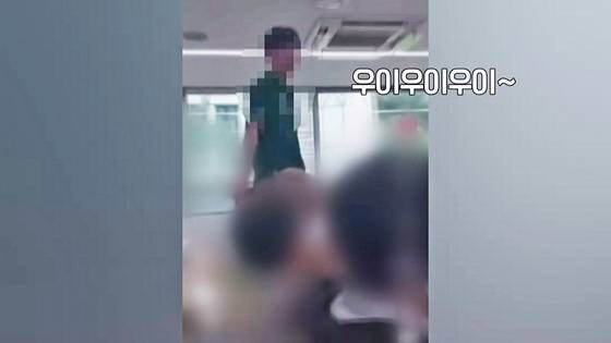 한 학생이 수업 시간 도중 괴성을 지르는 모습. 〈사진=JTBC '사건반장'〉