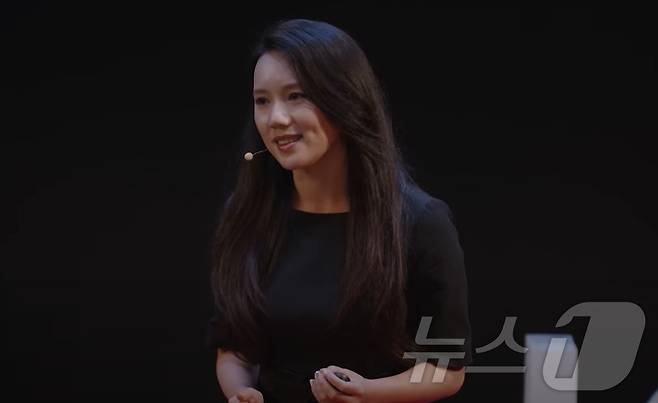 탈북민 이서현 씨가 지난 2022년 TED  행사에서 북한 인권 실태에 대해 강연하고 있는 모습. (유튜브 갈무리)