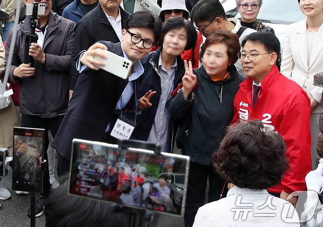 한동훈 국민의힘 대표가 6일 오전 부산 금정구 남산성당 앞에서 윤일현 금정구청장 후보 지지를 호소하며 시민들과 셀카를 찍고 있다. 2024.10.6/뉴스1 ⓒ News1 윤일지 기자