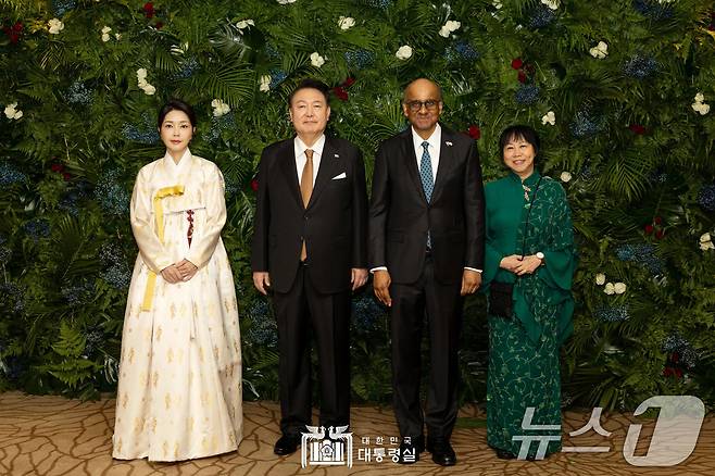윤석열 대통령과 김건희 여사가 8일(현지시간) 싱가포르의 한 호텔에서 타르만 샨무가라트남 싱가포르 대통령 주최로 열린 국빈 만찬에 참석해 타르만 대통령, 부인 제인 이토기 샨무가라트남 여사와 기념촬영을 하고 있다. (대통령실 홈페이지) 2024.10.9/뉴스1 ⓒ News1 박지혜 기자