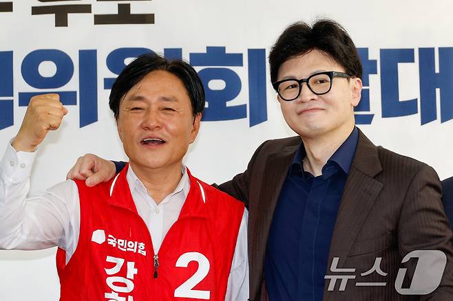 한동훈 국민의힘 대표가 지난달 27일 인천 강화군 박용철 강화군수 후보 선거사무소에서 열린 선거대책위원회 발대식에 참석해 박 후보와 어깨동무하고 있다. 2024.9.27/뉴스1 ⓒ News1 안은나 기자