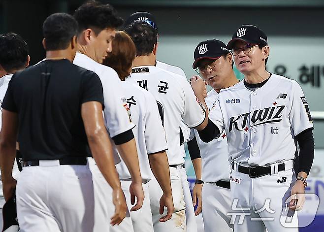 9일 오후 경기 수원시 장안구 KT위즈파크에서 열린 프로야구 '2024 신한 SOL 뱅크 KBO 포스트시즌' 준플레이오프 4차전 LG 트윈스와 KT 위즈의 경기, 연장 11회말 심우준의 끝내기 안타로 6대5 승리를 거둔 kt 이강철 감독이 선수들을 독려하고 있다. 2024.10.9/뉴스1 ⓒ News1 김진환 기자