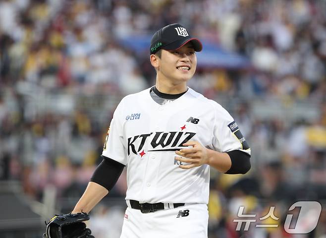 9일 오후 경기 수원시 장안구 KT위즈파크에서 열린 프로야구 '2024 신한 SOL 뱅크 KBO 포스트시즌' 준플레이오프 4차전 LG 트윈스와 KT 위즈의 경기, 11회초를 무실점으로 막은 KT 박영현이 웃으면서 마운드를 내려오고 있다. 2024.10.9/뉴스1 ⓒ News1 김영운 기자