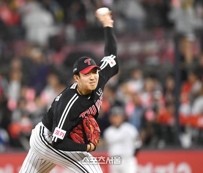 LG 투수 손주영이 8일 수원케이티위즈파크에서 열린 2024 KBO 준플레이오프 3차전 KT와 경기에서 8회말 역투하고 있다. 수원 | 최승섭기자 thunder@sportsseoul.com