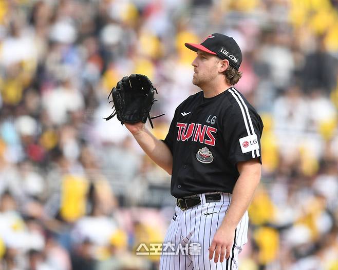 LG 선발투수 엔스가 9일 수원 KT위즈파크에서 열린 KT와 2024 KBO 준플레이오프 4차전 2회말 상대 문상철에 홈런을 허용한 후 아쉬워하고 있다.  2024. 10. 9. 수원 | 최승섭기자 thunder@sportsseoul.com