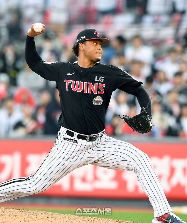 LG 에르난데스가 9일 수원 KT위즈파크에서 열린 2024 KBO리그 KT와의 준플레이오프 4차전 8회말 등판해 힘차게 공을 던지고 있다. 2024. 10. 9.  수원 | 박진업 기자 upandup@sportsseoul.com