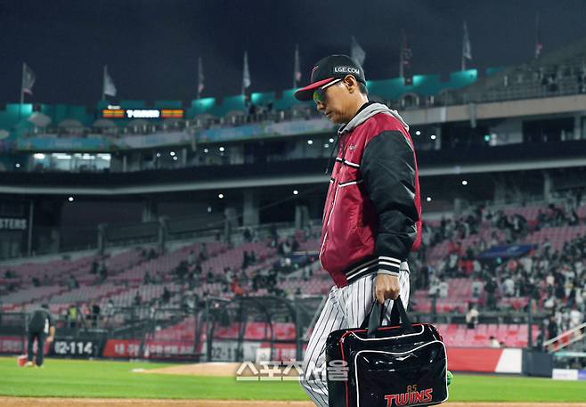 LG 염경엽 감독이 9일 수원 KT위즈파크에서 열린 2024 KBO리그 KT와의 준플레이오프 4차전에서 연장 승부 끝에 패한 뒤 경기장을 빠져나가고 있다. 2024. 10. 9.  수원 | 박진업 기자 upandup@sportsseoul.com