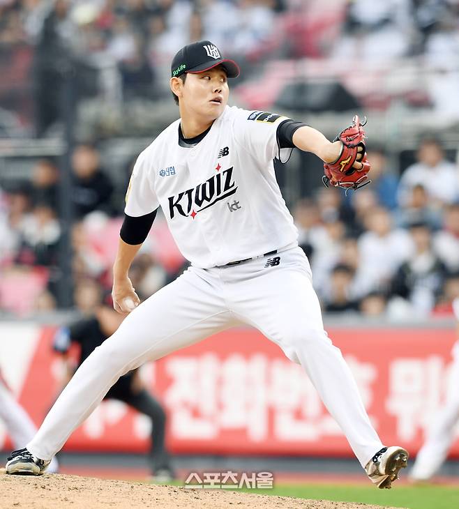 KT 소형준이 9일 수원케이티위즈파크에서 열린 2024 KBO 준플레이오프 4차전 LG와 경기에서 8회초 등판해 힘차게 공을 던지고 있다. 수원 | 박진업 기자 upandup@sportsseoul.com