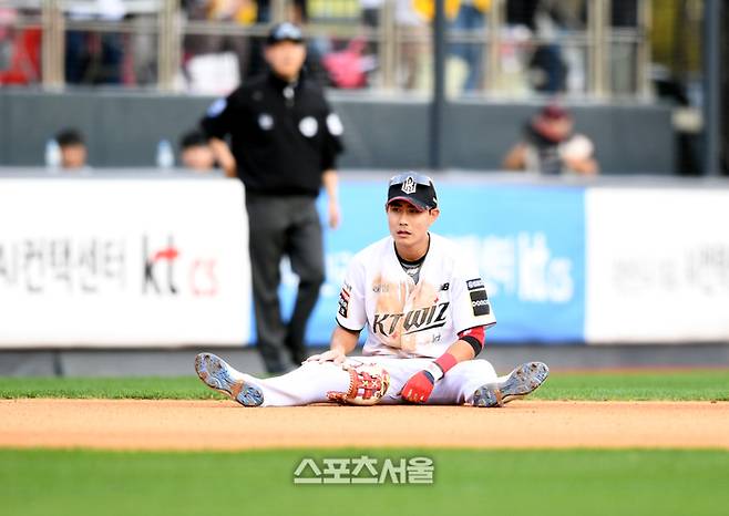 KT 유격수 심우준이 9일 수원 KT위즈파크에서 열린 LG와 2024 KBO 준플레이오프 4차전 8회초 무사1루 상대 박동원 타구를 처리한 후 자리에 앉아 있다.  2024. 10. 9. 수원 | 최승섭기자 thunder@sportsseoul.com