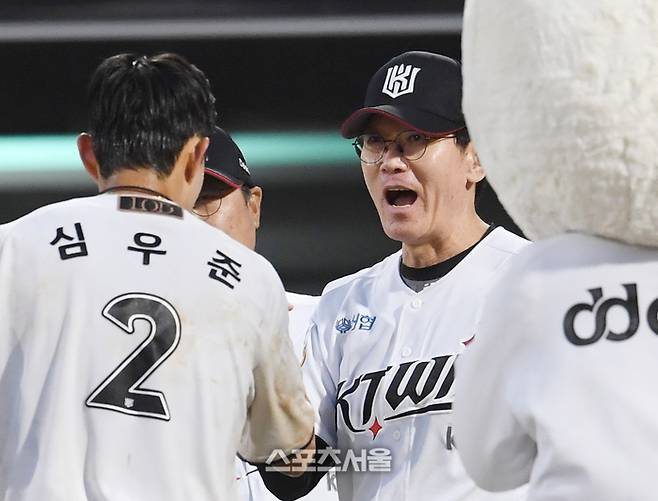 KT 이강철 감독(오른쪽)이 9일 수원 KT위즈파크에서 열린 2024 KBO리그 LG와의 준플레이오프 4차전 연장 11회말 2사 만루 상황에서 끝내기 안타를 친 심우준과 하이파이브를 하고 있다. 2024. 10. 9.  수원 | 박진업 기자 upandup@sportsseoul.com