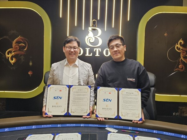  주식회사 에스티엔 이완규 부회장(좌)과 주식회사 블랙오크게임즈(Bolton Poker) 대표이사 TRINH THUY LINH(우).