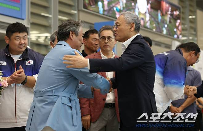 유인촌 문체부 장관이 파리올림픽 선수단 해단식에서 이기흥 대한체육회장의 어깨를 두드리며 축하와 격려를 보내는 모습. 사진=문체부 허만진 주무관