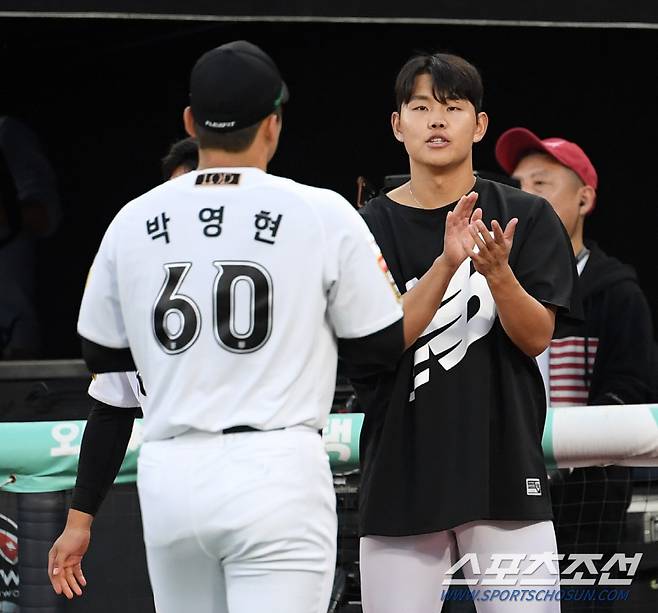 9일 수원KT위즈파크에서 열린 준플레이오프 4차전 KT 위즈와 LG 트윈스의 경기. 10회 이닝을 마친 KT 박영현을 소형준이 반기고 있다. 수원=박재만 기자 pjm@sportschosun.com/2024.10.09/