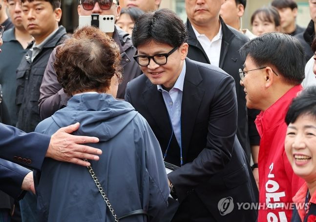 국민의힘 한동훈 대표가 지난 6일 오전 부산 금정구 남산성당 앞에서 신도들과 인사하며 윤일현 금정구청장 보궐선거 후보 지지를 호소하고 있다.[이미지 출처=연합뉴스]